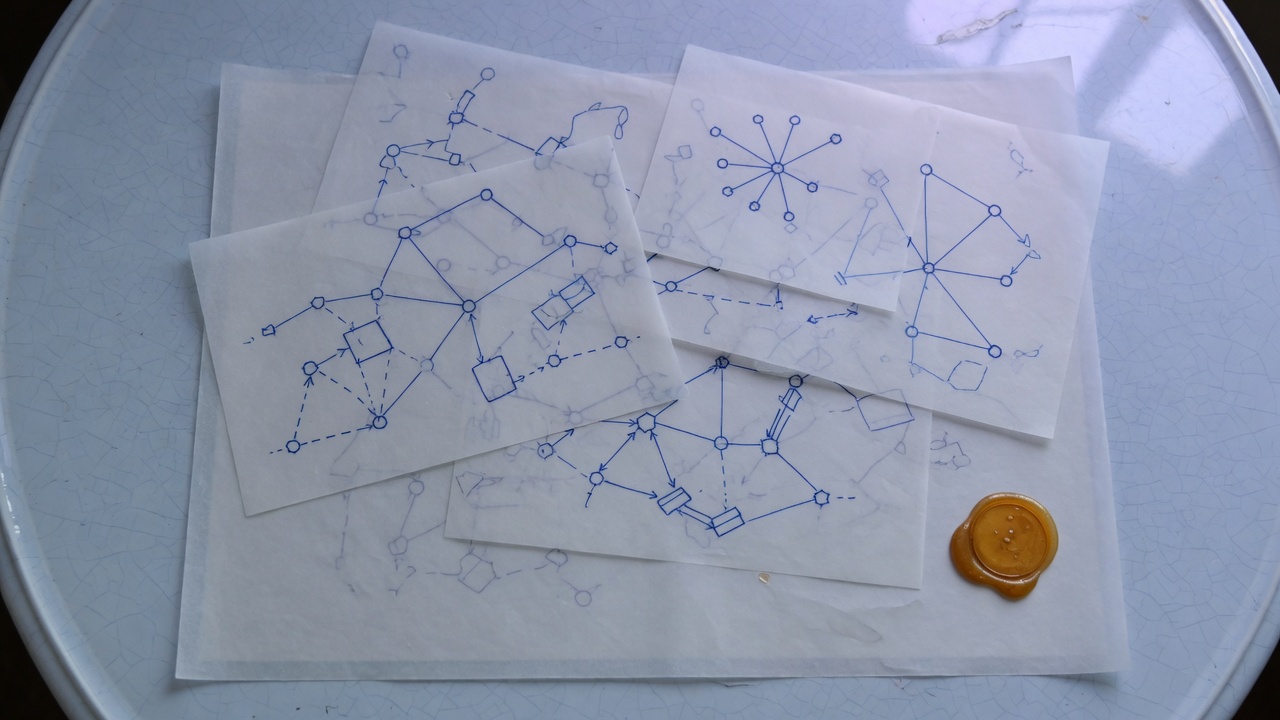 Diagramas de proceso trazados en tinta cobalto sobre papel vegetal.